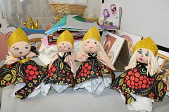 В Год единства народов России: в ЦСОН Александрова Гая дети создали русскую народную куклу