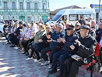 "Поёт душа, танцует осень": в Александровом Гае поздравили старшее поколение
