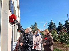 Имя в камне и памяти: в селе Камышки открыли мемориальную доску герою СВО Сергею Глухову