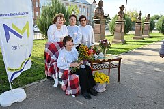 "Поёт душа, танцует осень": в Александровом Гае поздравили старшее поколение
