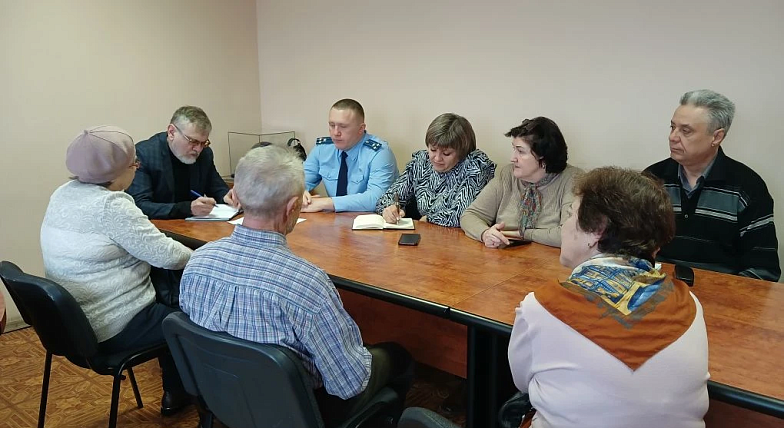 Жители Александрова Гая подняли вопросы ремонта дорог, благоустройства и условий торговли на личном приёме