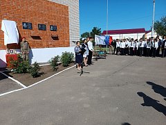 В Александров Гае увековечили память бойца СВО Карабалиева Сериккали