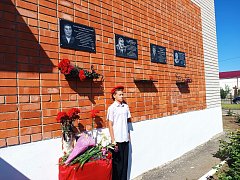 В Александров Гае увековечили память бойца СВО Карабалиева Сериккали