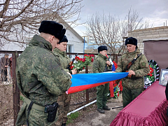 Журавли в небе: в Александровом Гае простились с земляком-героем 