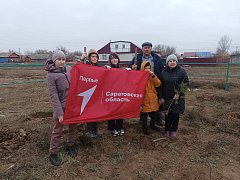 Жители Александров Гая высадили 80 саженцев деревьев