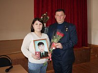 В Александров Гае вдове героя СВО передали медаль Жукова и орден Мужества