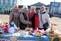 Александровогайцы встретили весну жаворонками и баурсаками