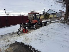 В Александрово-Гайском районе уборка снега идет полным ходом