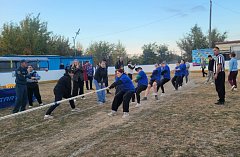 Кто кого: в Александрово-Гайском районе определили лучших в перетягивании каната