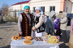 Александровогайцы встретили весну жаворонками и баурсаками