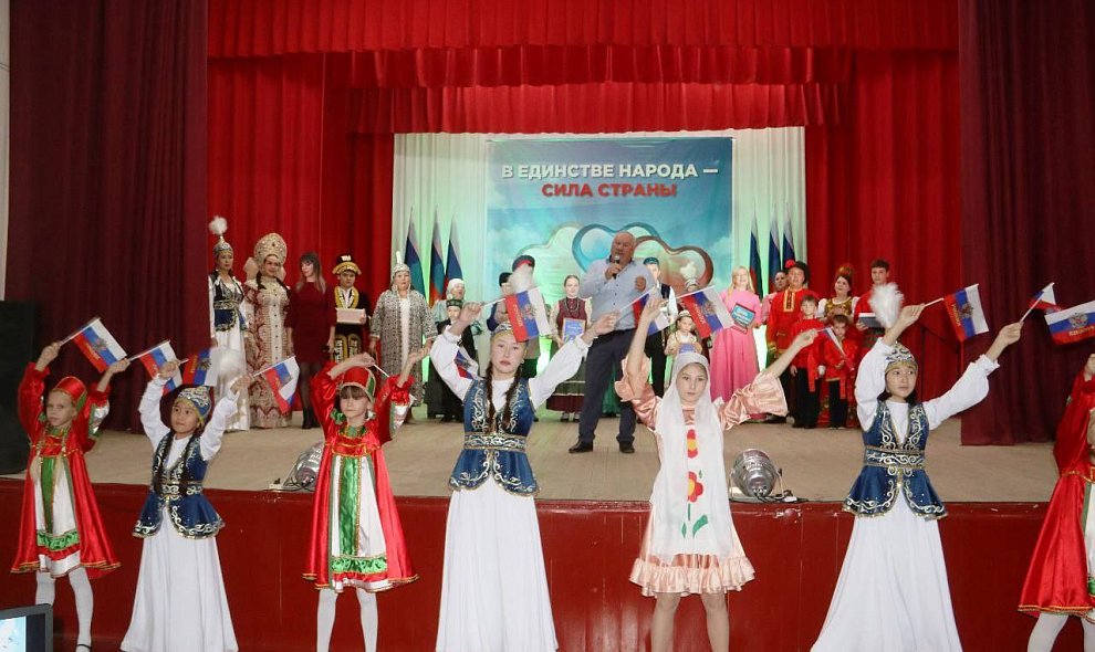 Сильные корни и единая цель: Александров Гай отмечает День народного единства