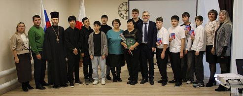 В Александрово-Гайском районе торжественно встретили День Конституции