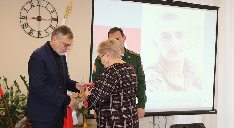 В Александров Гае близким передали награды героев