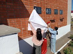 В Александров Гае увековечили память бойца СВО Карабалиева Сериккали