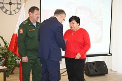 В Александров Гае близким передали награды героев