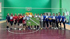 Волейболистки Александров Гая завоевывают золото межрайонного турнира