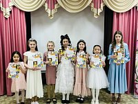 В Александрово Гайском ЦДТ прошел весенний конкурс юных прелестниц