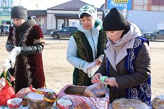 Александровогайцы встретили весну жаворонками и баурсаками